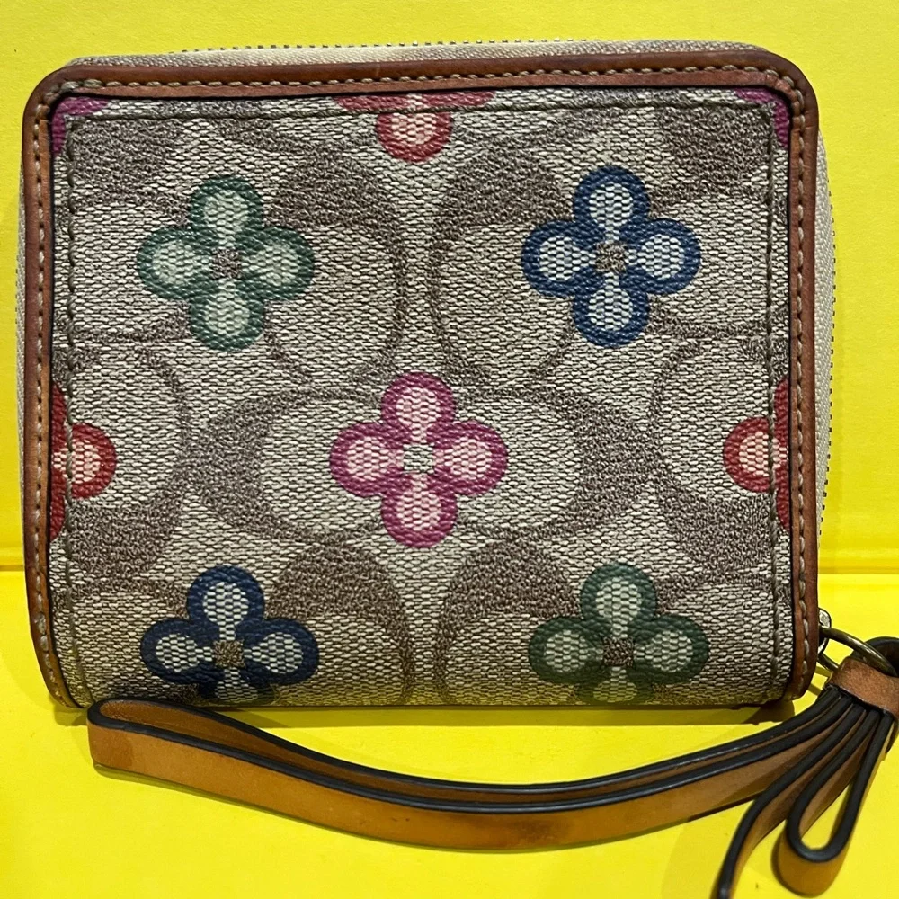 Vintage Color Flowers Coach Wristlet Bag Est. 1941‎